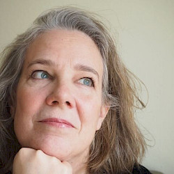 Foto von Sabine Musseelck mit Hand unterm Kinn