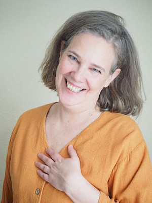 Foto von lachender Sabine mit einhändigem Dekolleté-Griff