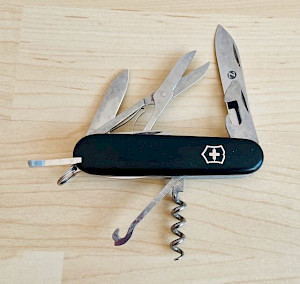 Foto von Sabines aufgeklapptem schwarzem Schweizer Taschenmesser