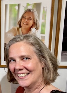 Foto von Sabine vor ihrem Foto-Porträt in der Ausstellung "50over50 Stunning Edges"