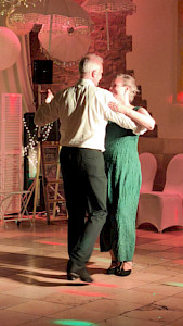 Foto des Jubelpaares Sabine & Peter beim Tanzen zur Porzellan-Hochzeit