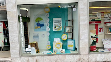 Mein Schaufenster zur Aktionswoche Seelische Gesundheit 2025 mit Mein Krisen-Set, dem Ratgeber "Mein Krisen-Set" und dem Mut-Atlas