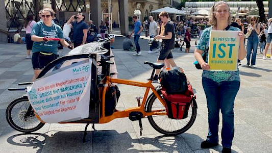 Mut-Tour 2025: Aufmerksamkeit erregen für das Thema Depression mit Lastenrad und Plakaten