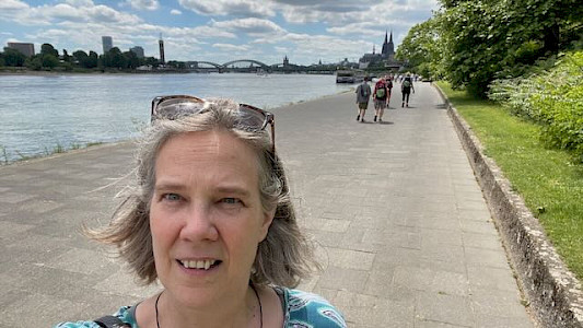Mut-Tour-Wanderung 2025: Am Kölner Rhein-Ufer mit Wandergruppe und Dom im Hintergrund
