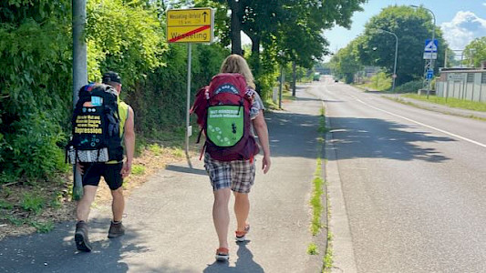 Mut-Tour-Wanderung 2025: Geschrumpfte Wandergruppe am Ortsausgang von Wesseling
