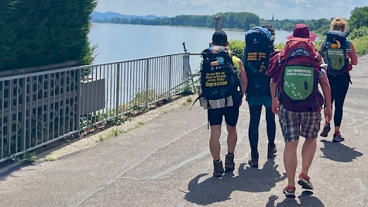 Mut-Tour-Wanderung 2025: Wandergruppe endlich wieder im Grünen am Rhein