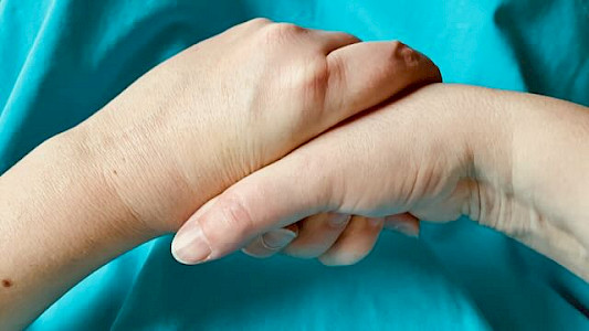 Handhaltung fürs Daumendrücken links: den rechten Daumen mit der linken Hand bis zur Daumenwurzel umfassen und festhalten bzw. leicht drücken - so lange, bis man das Gefühl hat: es genügt. Das hilft bei Sorgen.