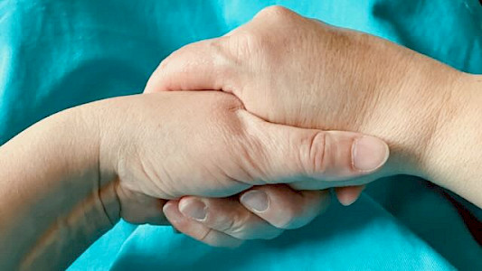 Handhaltung fürs Daumendrücken rechts: den rechten Daumen mit der linken Hand bis zur Daumenwurzel umfassen und festhalten bzw. leicht drücken - so lange, bis man das Gefühl hat: es genügt. Das hilft bei Sorgen.