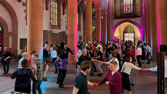 Foto: HeiPa (Heilig-Geist-Party) der Tanzschule Nuzinger in der Heiliggeistkirche Heidelberg am 22.06.2024