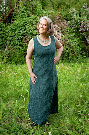 Ganzkörper-Foto von Sabine Musseleck in langem grünem Kleid in der Natur aus der Fotosession mit Susan Graul 2024