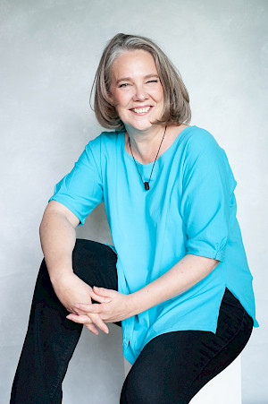 Porträt von Sabine Musseleck mit türkisfarbenem Oberteil aus der Fotosession mit Susan Graul 2024