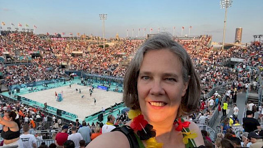Olymische Spiele Paris 2024: Sabine beim Beach Volleyball im Stade Tour Eiffel