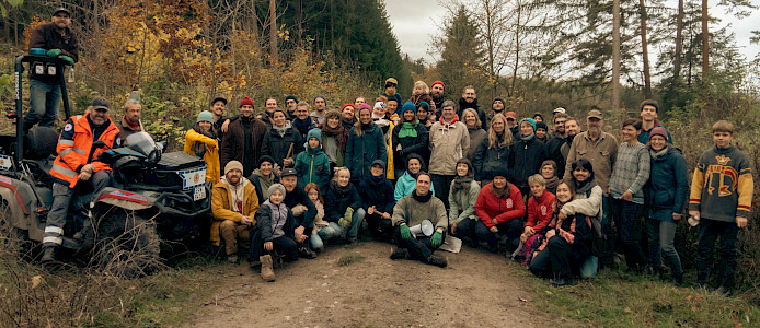Offizielles Foto aller Mitwirkenden der Aufforstungsaktion in Rottdorf, Thüringen am 02.11.2024