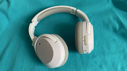 Foto von meinen weißen Kopfhörern auf türkisfarbenem Hintergrund