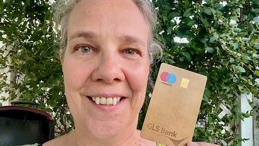 "Ich und mein Holz" Sabine Musseleck mit neuer Bankkarte aus Holz