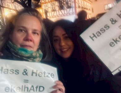 Mit meiner persischen Freundin auf der örtlichen Kundgebung "Nie wieder ist heute!"