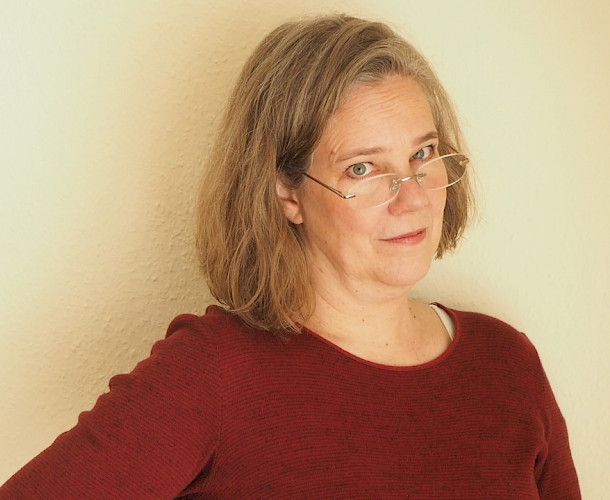 Foto von Sabine Musseleck im dunkelroten Oberteil