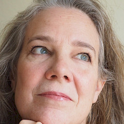 Foto-Nahaufnahme von Sabine Musseleck, die nach rechts blickt