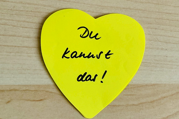Motivation im Prüfungs-Survival-Kit: gelbes Papierherz mit der Aufschrift "Du kannst das!"