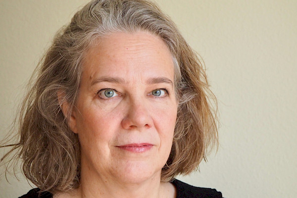 Porträtfoto von Sabine Musseleck, direkt in die Kamera blickend